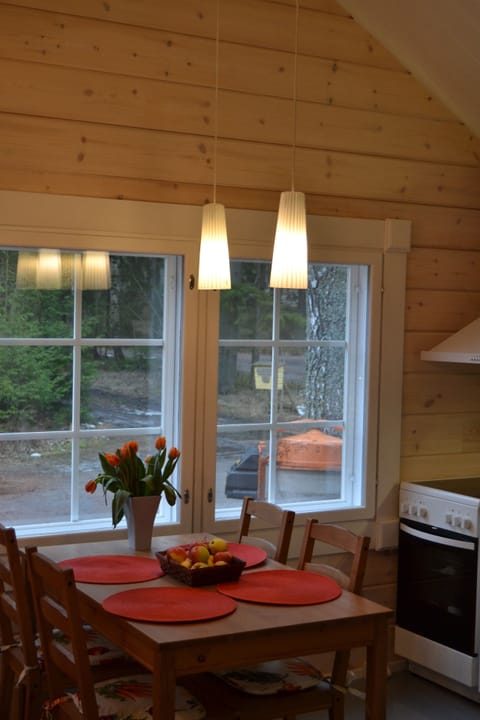 Cottage, 3 Bedrooms | In-room dining