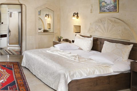 Deluxe Room | Minibar, desk, laptop workspace, soundproofing