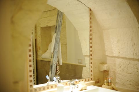 Deluxe Apartment, 1 Bedroom | Bathroom | Shower, free toiletries, hair dryer, bidet