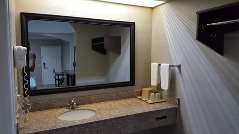 Combined shower/tub, deep soaking tub, free toiletries, towels