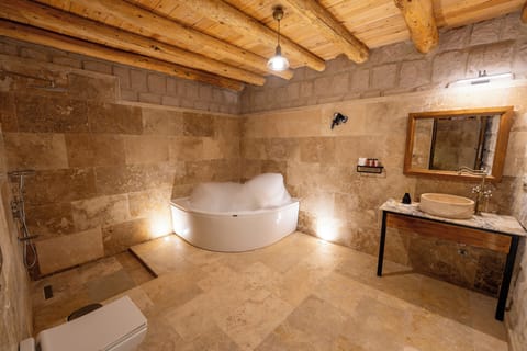 Superior Room, 1 Queen Bed | Bathroom | Designer toiletries, hair dryer, bathrobes, slippers