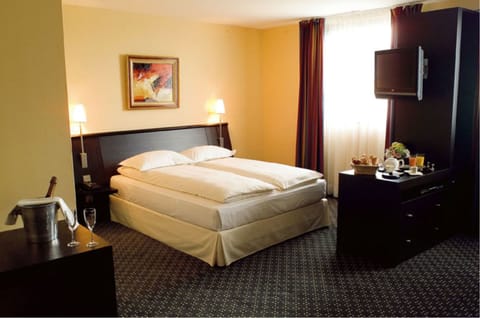 Family Duplex | Premium bedding, in-room safe, desk, blackout drapes