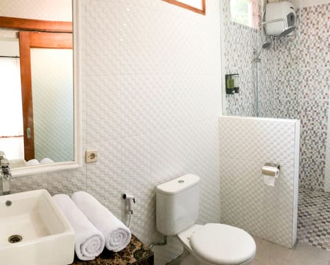 Deluxe Double Room, 1 King Bed | Bathroom | Shower, free toiletries, bidet, towels