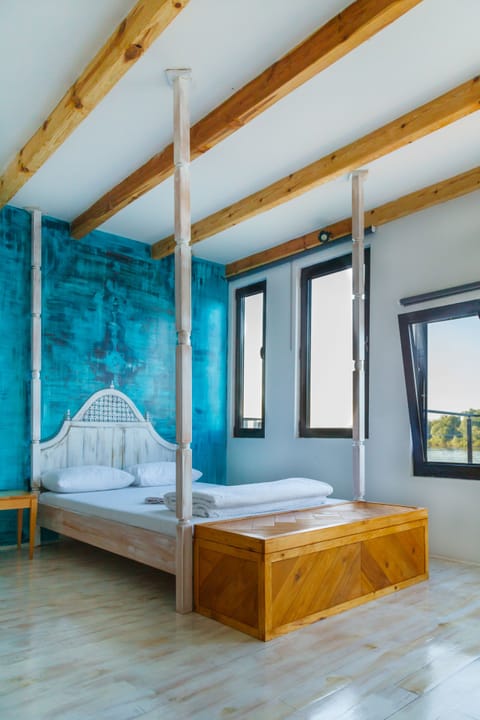 Standard Studio Suite, Multiple Beds, Balcony, River View (Queen Studio) | Soundproofing, free WiFi, bed sheets