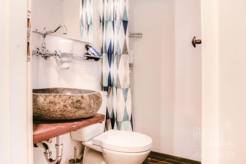 Triple Room (Floating Friends) | Bathroom | Shower, free toiletries, hair dryer, towels