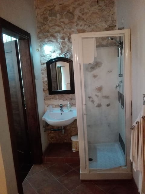 Classic Double Room | Bathroom | Shower, free toiletries, hair dryer, bidet