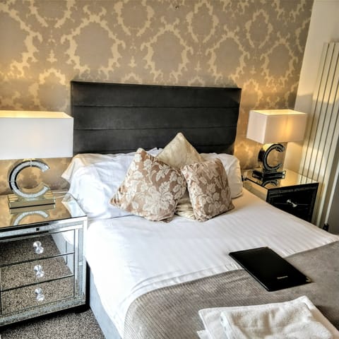 Standard Double Room, Ensuite | In-room safe, soundproofing, free WiFi, bed sheets