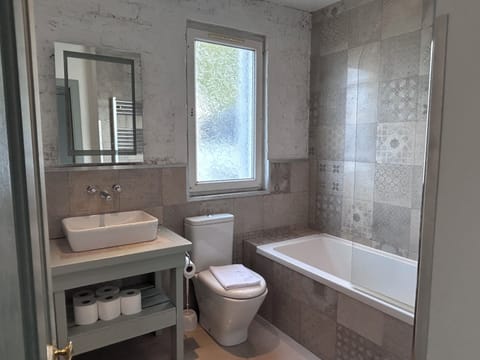 Standard Double Room with View | Bathroom | Free toiletries, hair dryer, towels, toilet paper