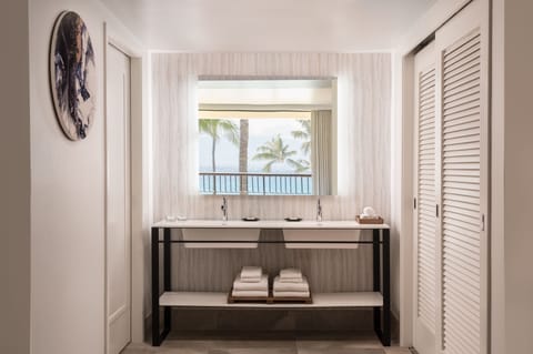 1 Bedroom Suite Ocean View 1 King or 2 Double | Bathroom | Combined shower/tub, free toiletries, hair dryer, bathrobes