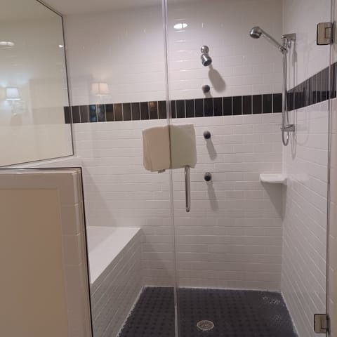 Executive Room, 1 King Bed, City View | Bathroom | Free toiletries, hair dryer, bathrobes, towels