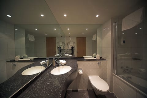 Combined shower/tub, free toiletries, hair dryer, towels