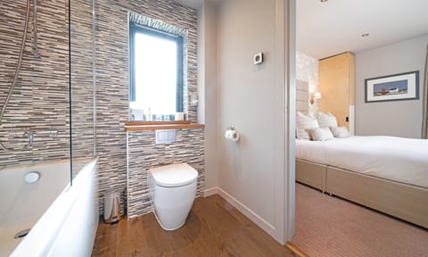 Classic Room, Patio, Annex Building | Bathroom | Free toiletries, hair dryer, bathrobes, towels