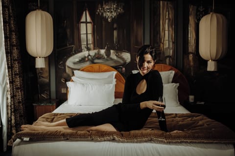 Suite (Edmond) | Premium bedding, in-room safe, soundproofing, iron/ironing board