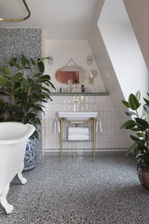 Junior Suite (Mercedes) | Bathroom | Free toiletries, hair dryer, bathrobes, slippers