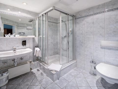 Comfort Double Room | Bathroom | Shower, free toiletries, hair dryer, slippers