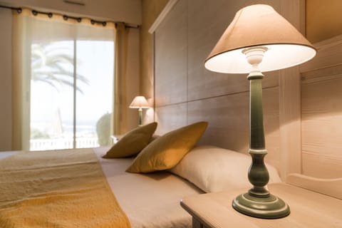 Comfort Double Room | Minibar, in-room safe, desk, laptop workspace