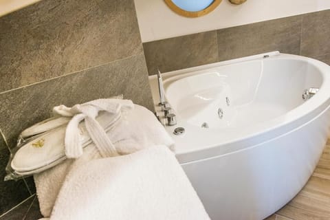 Shower, free toiletries, hair dryer, bidet