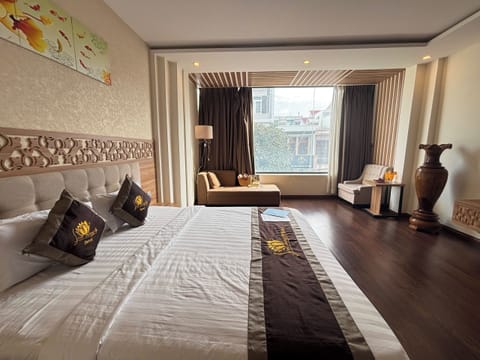 Premier Room, City View | Minibar, in-room safe, desk, soundproofing