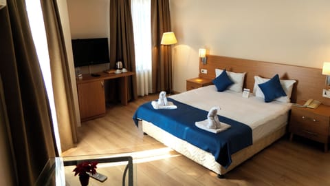 Standard Room | Minibar, in-room safe, soundproofing, free WiFi