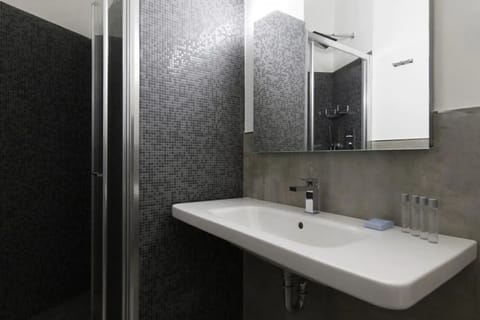 Shower, free toiletries, hair dryer, bidet