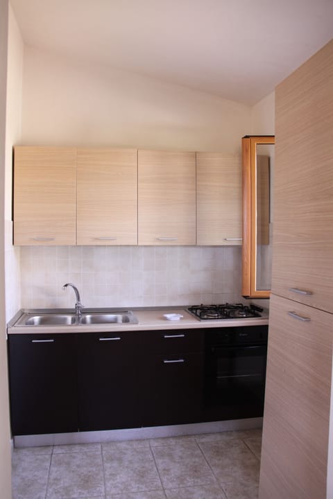 Studio | Private kitchenette | Stovetop, cookware/dishes/utensils