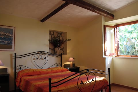 Comfort Apartment | In-room safe, cribs/infant beds, bed sheets