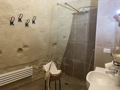 Basic Quadruple Room (Gorgo) | Bathroom | Shower, deep soaking tub, rainfall showerhead, free toiletries