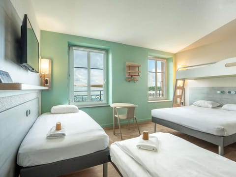 Room (Tribu) | Individually furnished, desk, blackout drapes, soundproofing