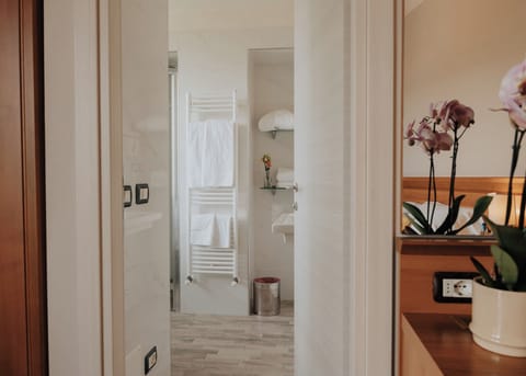 Comfort Double or Twin Room | Bathroom | Free toiletries, hair dryer, bidet, towels