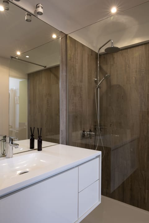 Deluxe Double Room | Bathroom | Shower, rainfall showerhead, free toiletries, hair dryer