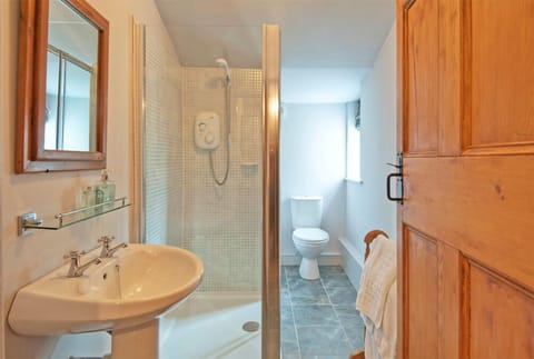 Deep soaking tub, free toiletries, hair dryer, towels