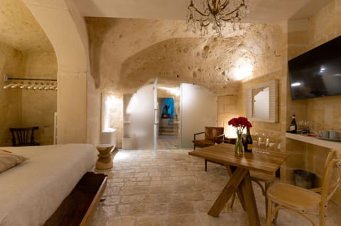 Deluxe Suite, Hot Tub | Hypo-allergenic bedding, down comforters, pillowtop beds, minibar