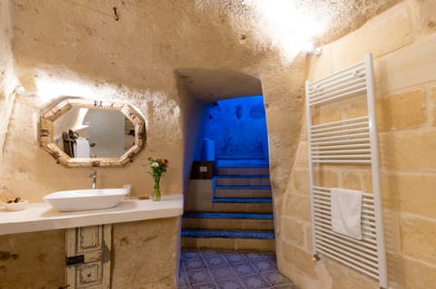 Deluxe Suite, Hot Tub | Bathroom | Free toiletries, hair dryer, bidet, towels