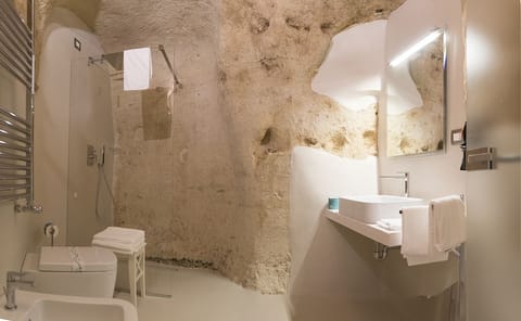Deluxe Suite (Cave) | Bathroom | Free toiletries, hair dryer, bidet, towels