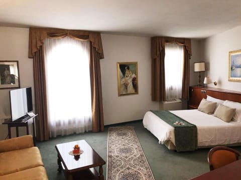 Premium bedding, minibar, in-room safe, desk