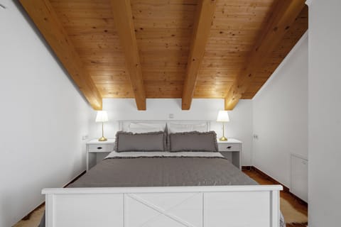 Grand Apartment | Individually decorated, individually furnished, free WiFi, bed sheets