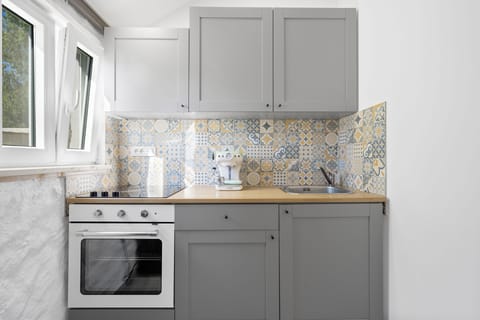 Romantic Cottage | Private kitchen | Oven, espresso maker, electric kettle, cookware/dishes/utensils