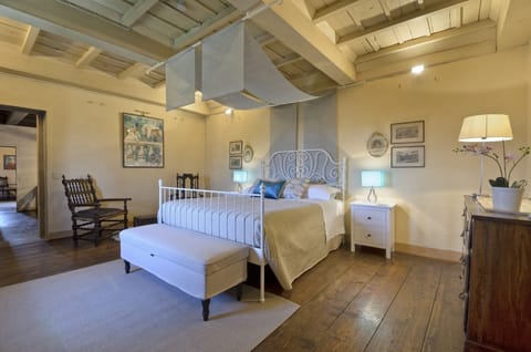 House, 5 Bedrooms | Individually decorated, individually furnished, iron/ironing board