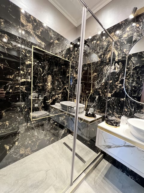 Business Suite, 1 King Bed with Sofa bed, Ensuite | Bathroom | Shower, rainfall showerhead, free toiletries, hair dryer