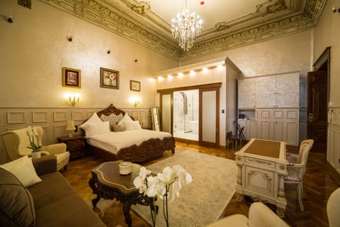 Deluxe Suite | Egyptian cotton sheets, premium bedding, down comforters, pillowtop beds