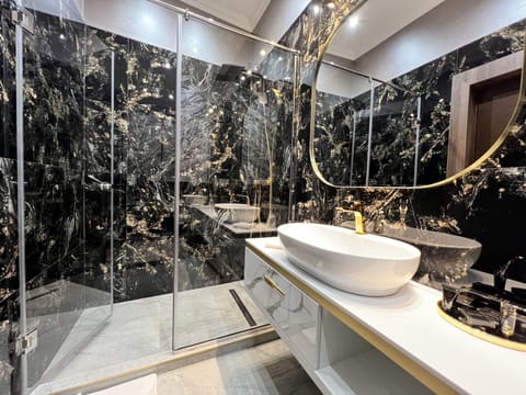 Business Suite, 1 King Bed with Sofa bed, Ensuite | Bathroom | Shower, rainfall showerhead, free toiletries, hair dryer