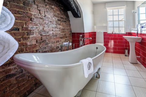 Deluxe Double Room, 1 King Bed | Bathroom | Free toiletries, hair dryer, bathrobes, towels