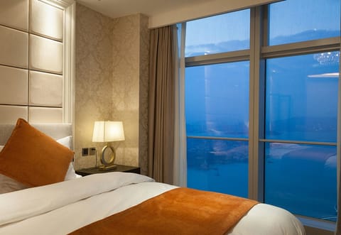 Premier Apartment with Sea View | Minibar, in-room safe, desk, blackout drapes