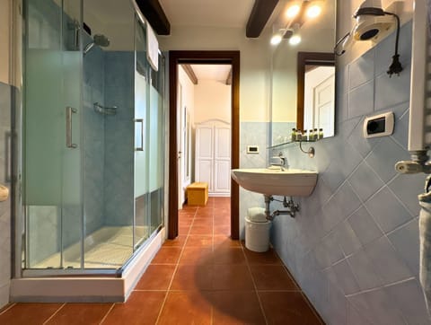 Deluxe Double Room | Bathroom | Free toiletries, hair dryer, bidet, towels