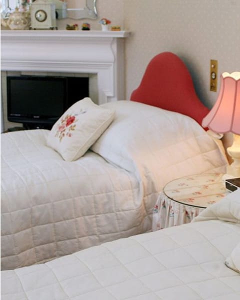 Twin Room | 1 bedroom, iron/ironing board, free wired internet, bed sheets