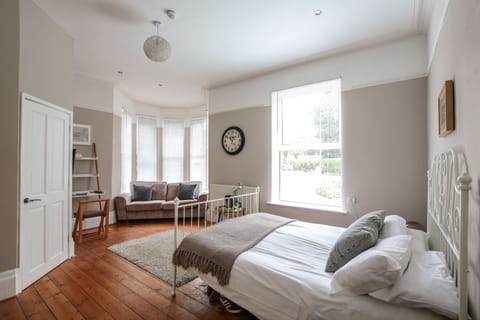 Family Room, Ensuite | Iron/ironing board, bed sheets