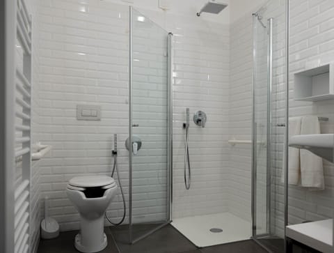 Standard Double Room, Accessible, Ground Floor | Bathroom | Shower, free toiletries, hair dryer, towels
