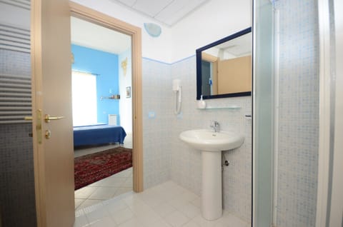 Twin Room | Bathroom | Shower, hair dryer, bidet, towels