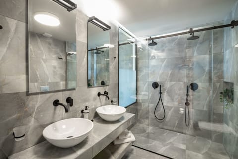 Panoramic Studio Suite, 1 King Bed | Bathroom | Shower, rainfall showerhead, free toiletries, hair dryer