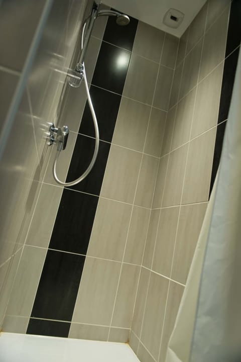 Shower, rainfall showerhead, free toiletries, hair dryer